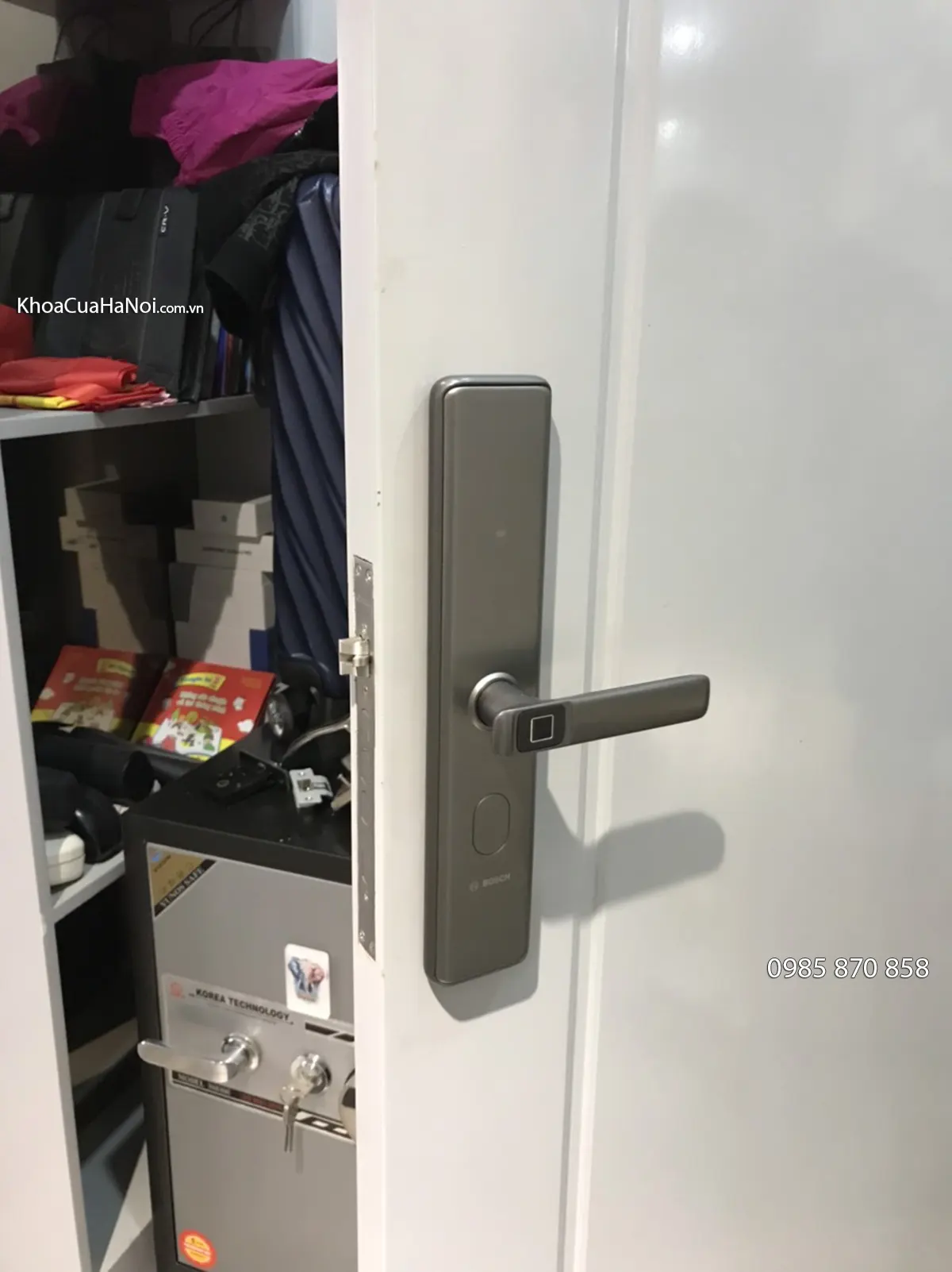 Khóa Bosch ID30BK màu ghi