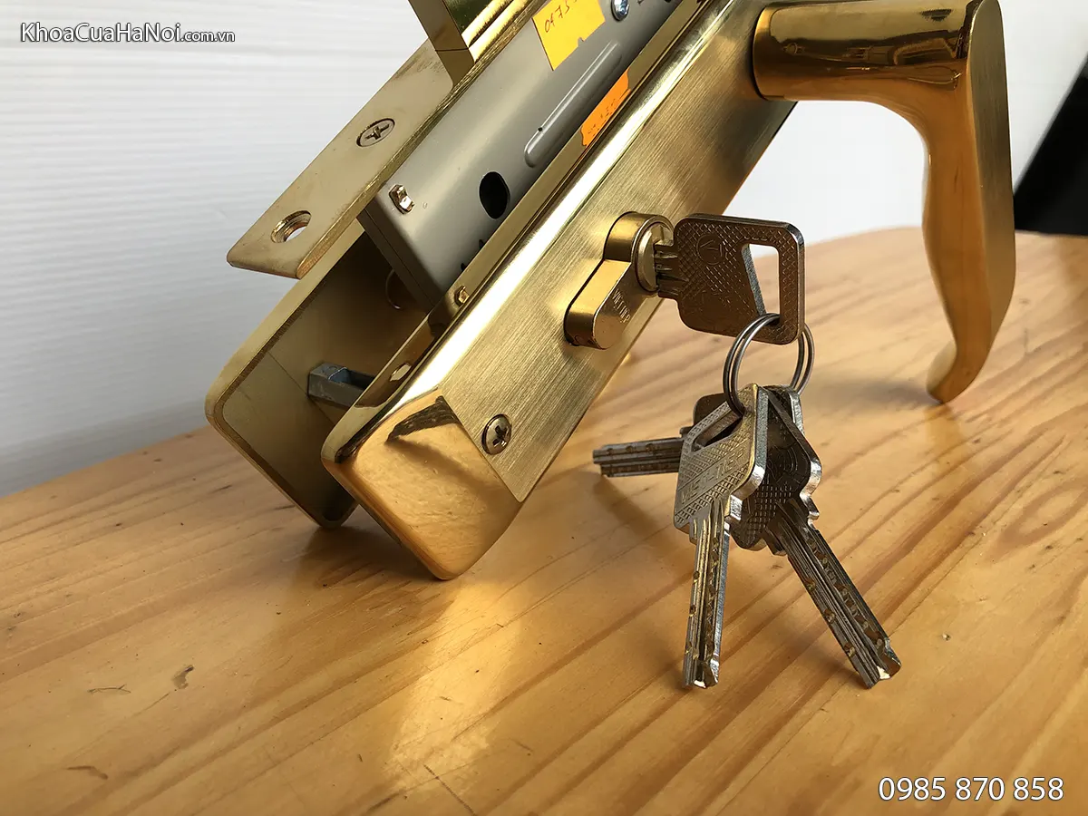 Khóa tay gạt inox Việt Tiệp mạ vàng titan 04735